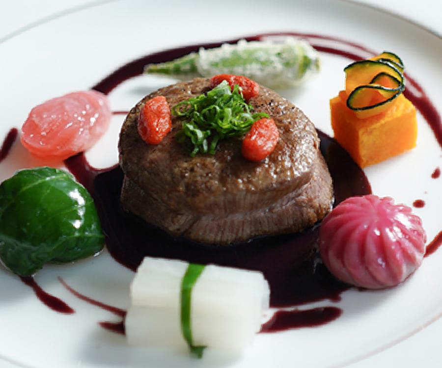 Filet de bœuf rÔti,
accompagné
de cinq legumes,
Sauce au vin rouge
和牛フィレ肉のロティ
ツヴァイゲルトソース